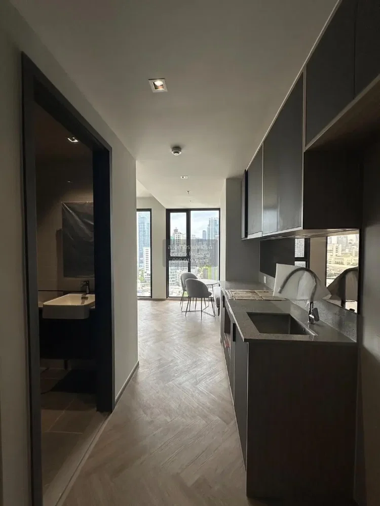 Cozinha; vista, eletrodomésticos, chão de azulejo, luz natural