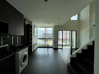 Cozinha; vista, chão de madeira, luz natural