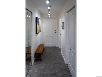 Vestiaire; carrelage, lumière naturelle
