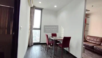 Obývačka; výhľad, drevená podlaha, prirodzené svetlo