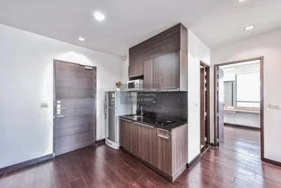 Cozinha; eletrodomésticos, chão de madeira, luz natural