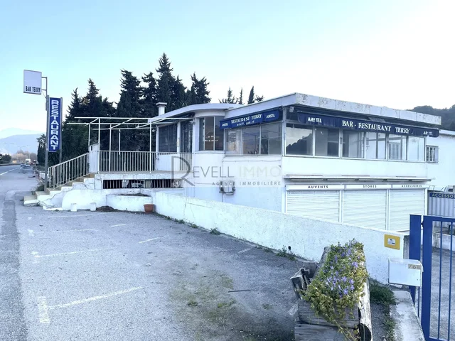 Casa e arredores; comercial