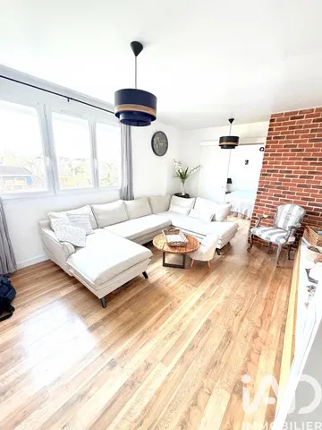 Sala de estar; luz natural, chão de madeira, estilo moderno