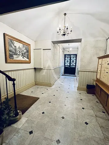 غرفة خلع الملابس; أرضية من البلاط