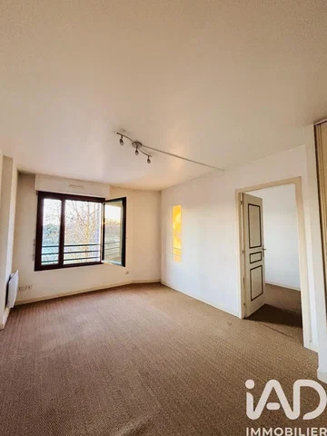 Schlafzimmer; tageslicht, renovierungsbedürftig