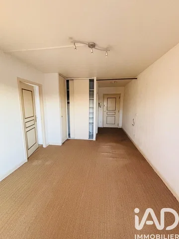 Schlafzimmer; renovierungsbedürftig, fliesenboden