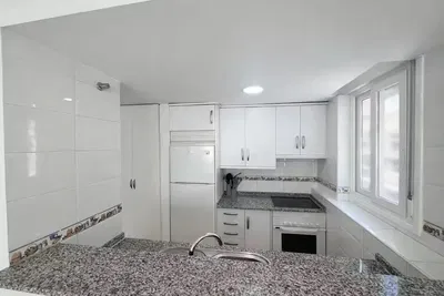 Kuchyně; dlažba, kuchyňské spotřebiče, přirozené světlo