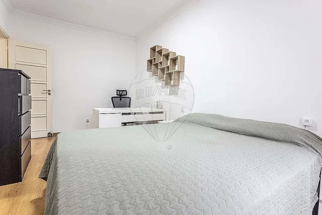 Schlafzimmer; holzboden, tageslicht