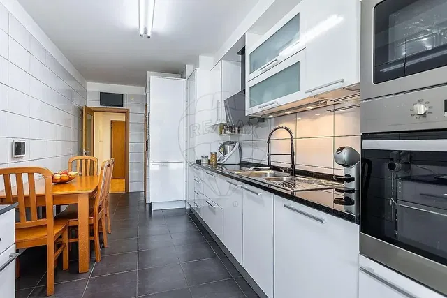 Кухиња; кухињски апарати, плочице, реновиран, природно светло