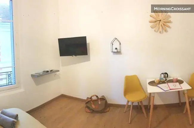 Schlafzimmer; holzboden, tageslicht, moderner stil