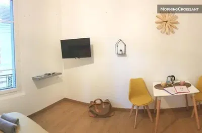 Schlafzimmer; holzboden, tageslicht, moderner stil