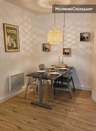 Yemek odası; modern stil, ahşap zemin, doğal ışık