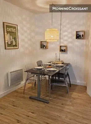 Yemek odası; modern stil, ahşap zemin, doğal ışık