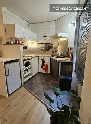 Mutfak; mutfak aletleri, ahşap zemin, doğal ışık, modern stil