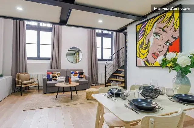 Wohnzimmer; tageslicht, moderner stil, holzboden