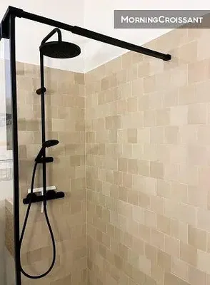 Salle de bain; carrelage, rénové, lumière naturelle