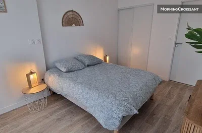 Schlafzimmer; holzboden, tageslicht
