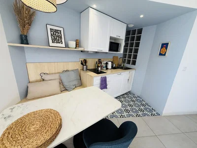 Keuken; moderne stijl, natuurlijk licht, tegelvloer