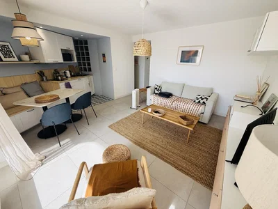 Woonkamer; natuurlijk licht, moderne stijl, tegelvloer