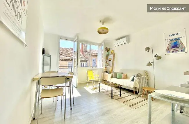 Oturma odası; doğal ışık, modern stil, ahşap zemin
