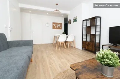 Oturma odası; doğal ışık, modern stil, ahşap zemin