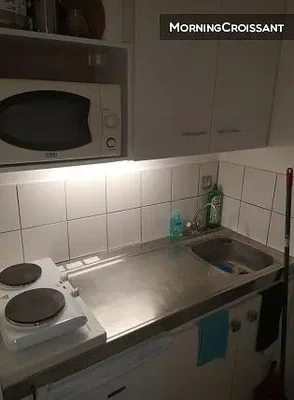 Kuhinja; kuhinjski aparati, pločice, potrebna renovacija, tamna unutrašnjost