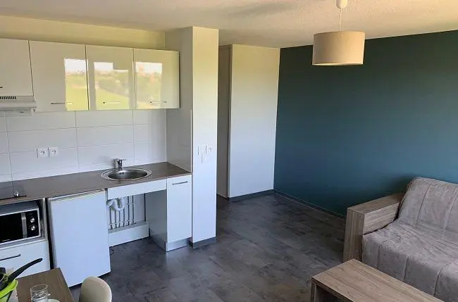 Küche; küchengeräte, fliesenboden, holzboden, tageslicht, moderner stil