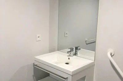 Badezimmer; fliesenboden, tageslicht