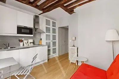 Küche; küchengeräte, holzbalken, tageslicht, moderner stil