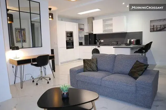 Woonkamer; natuurlijk licht, moderne stijl, tegelvloer