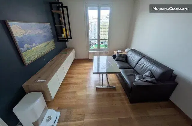 Obývačka; prirodzené svetlo, drevená podlaha, moderný štýl