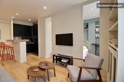 Soggiorno; luce naturale, pavimento in legno, stile moderno