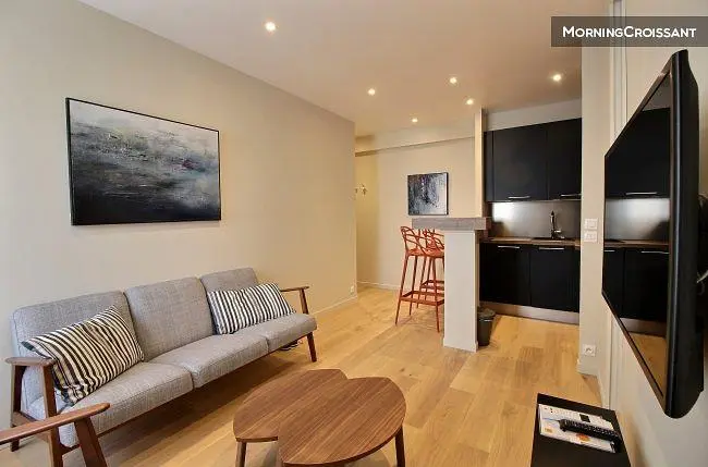 Soggiorno; stile moderno, pavimento in legno, luce naturale