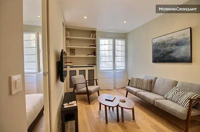 Soggiorno; luce naturale, pavimento in legno, stile moderno