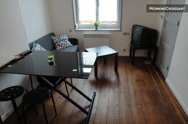 Wohnzimmer; holzboden, tageslicht