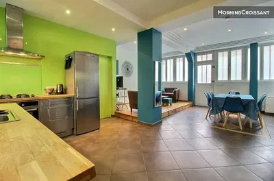 Kuhinja; kuhinjski aparati, prirodno svjetlo, moderni stil, pločice