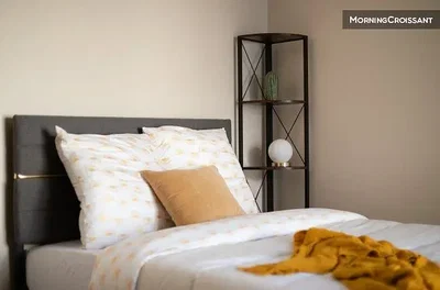 Yatak odası; doğal ışık, modern stil