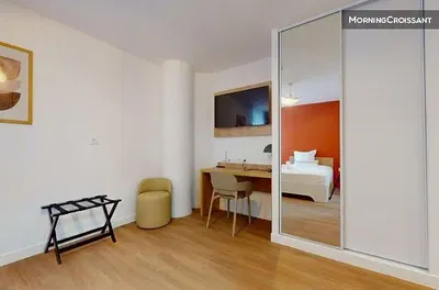 Yatak odası; ahşap zemin, doğal ışık, modern stil