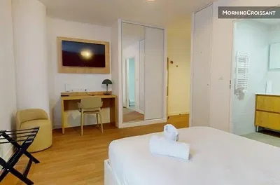 Yatak odası; doğal ışık, modern stil