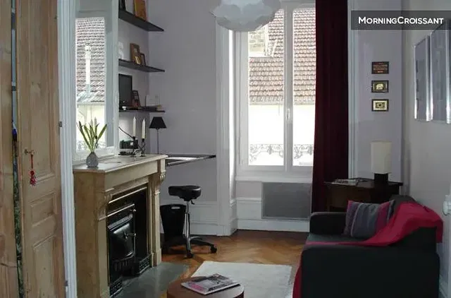 Wohnzimmer; kamin, tageslicht, moderner stil