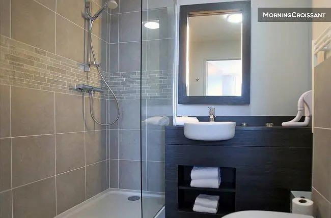 Banyo; fayans zemin, tadilatlı, doğal ışık, modern stil