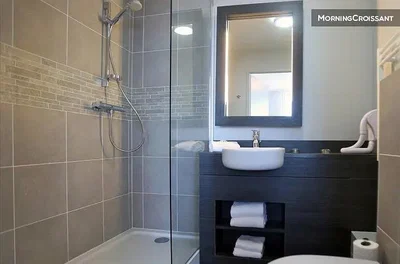 Banyo; fayans zemin, tadilatlı, doğal ışık, modern stil