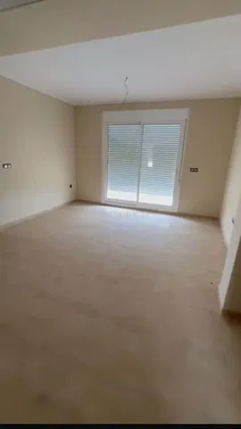 Salón; suelo de baldosas, luz natural