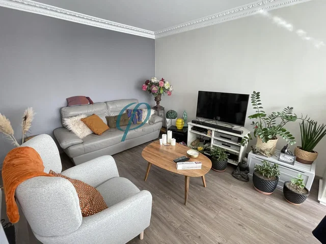 Salon; styl nowoczesny, światło dzienne, podłoga drewniana