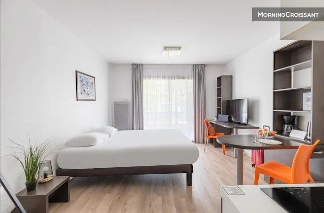 Yatak odası; doğal ışık, modern stil