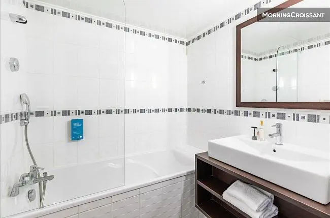 Banyo; fayans zemin, tadilatlı, doğal ışık, modern stil