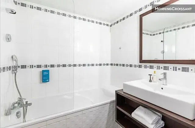 Badezimmer; fliesenboden, renoviert, tageslicht, moderner stil