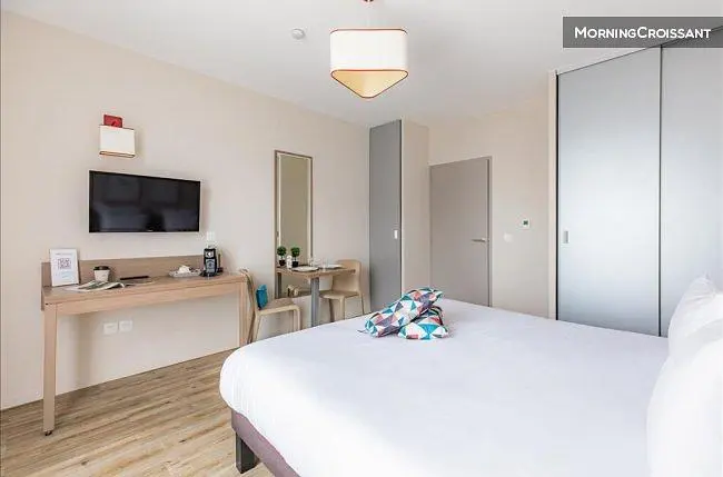 Yatak odası; doğal ışık, modern stil