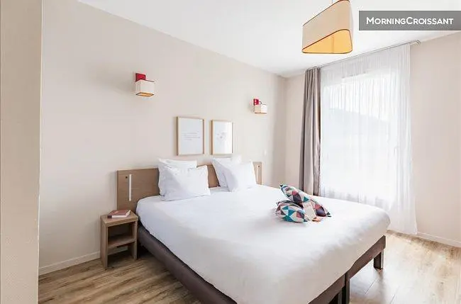 Yatak odası; doğal ışık, modern stil