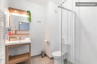 Banyo; doğal ışık, fayans zemin